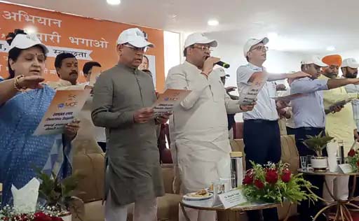 लोगों को शपथ दिलाते हुए मंत्री विपुल गोयल व मंत्री राजेश नागर। लोगों को शपथ दिलाते हुए मंत्री विपुल गोयल व मंत्री राजेश नागर।