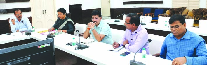 बैठक लेते हुए अपर जिलाधिकारी बैठक लेते हुए अपर जिलाधिकारी