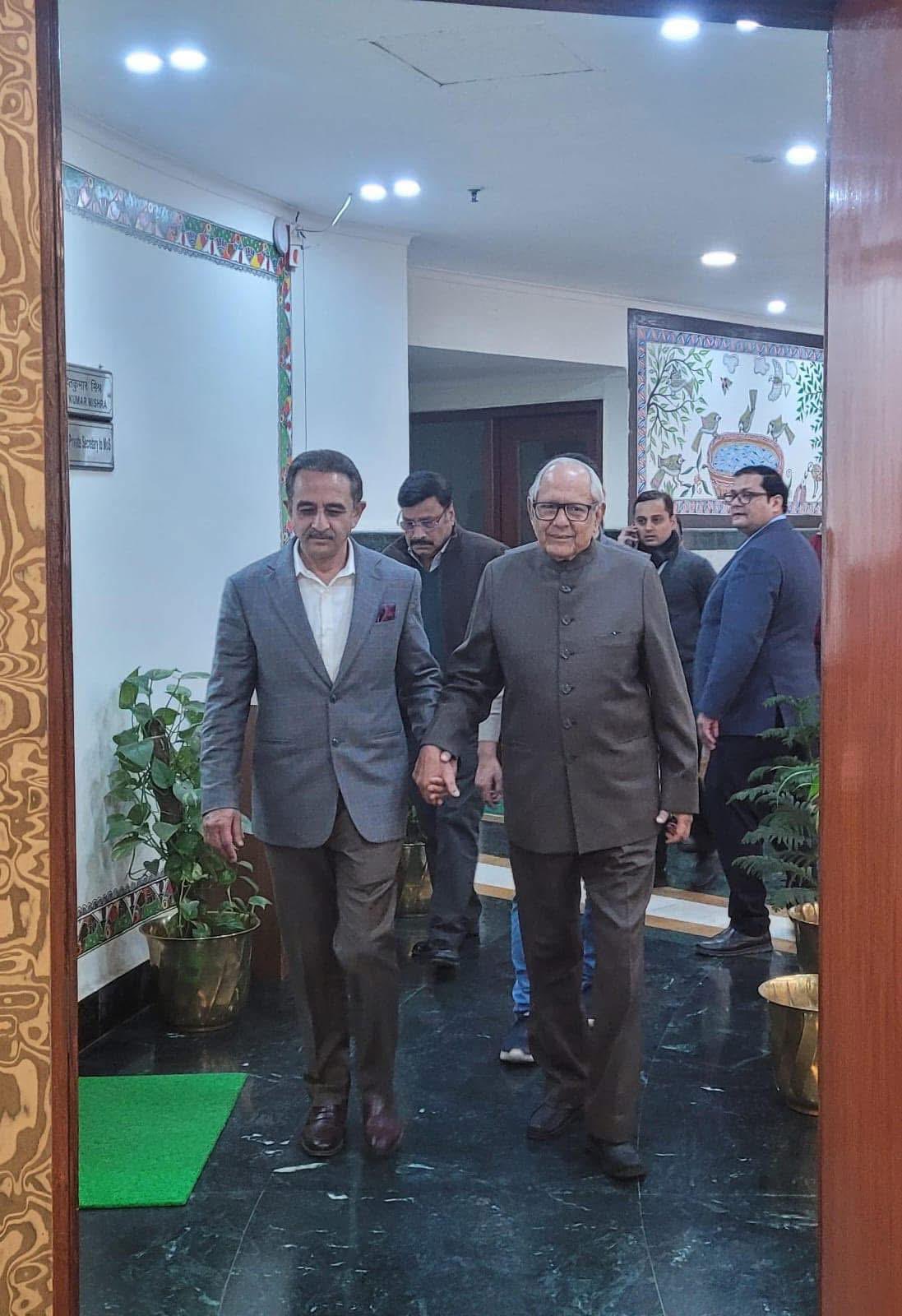 अपने पिता पूर्व मंत्री आनंद सिंह के साथ केंद्रीय मंत्री कीर्तिवर्धन सिंह अपने पिता पूर्व मंत्री आनंद सिंह के साथ केंद्रीय मंत्री कीर्तिवर्धन सिंह