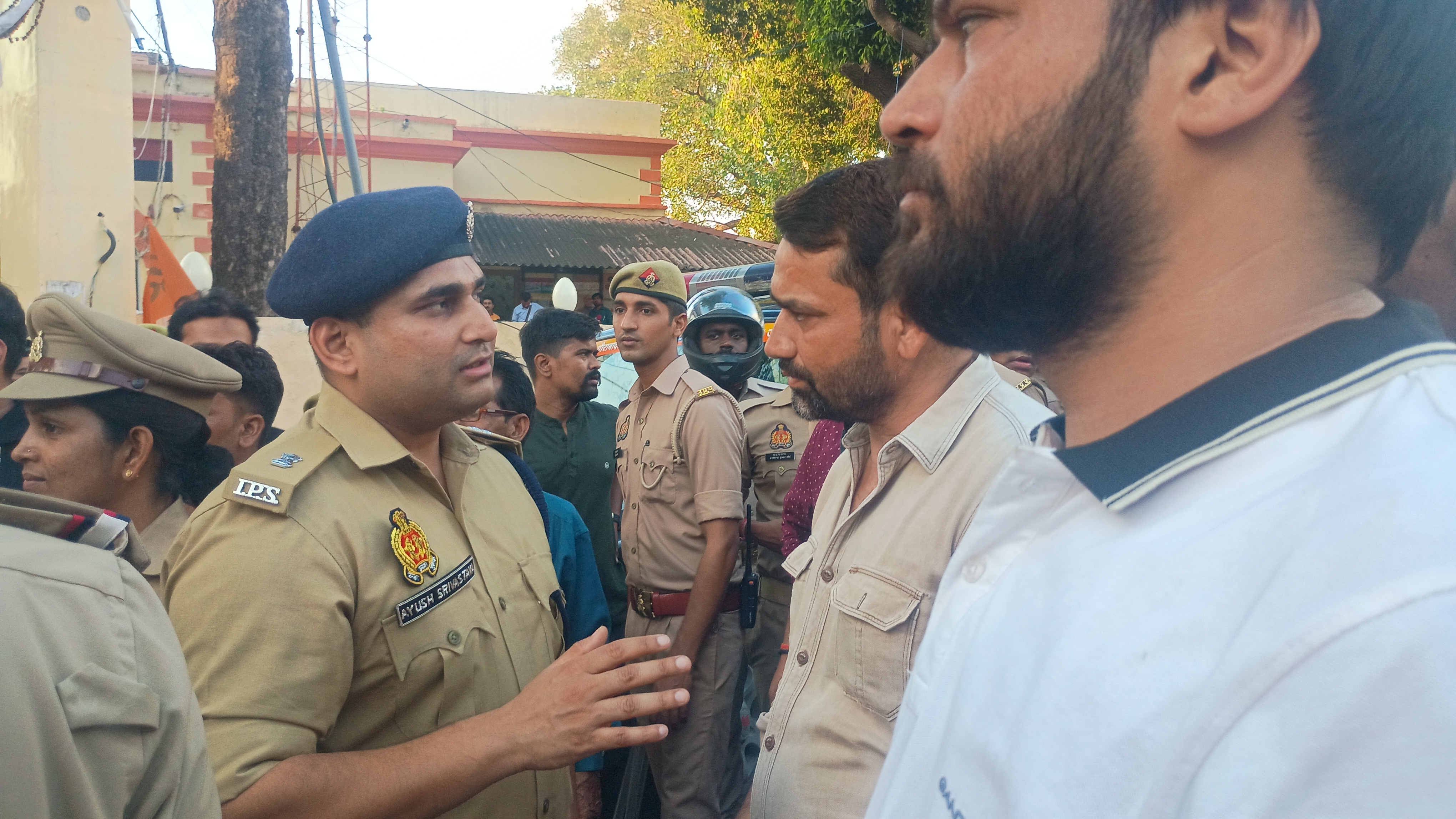 पुलिस लोगो को समझते हुए पुलिस लोगो को समझते हुए