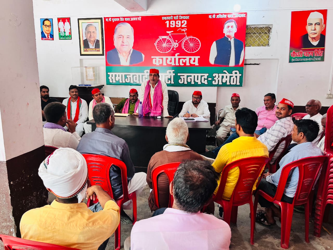 बैठक की तस्वीर बैठक की तस्वीर