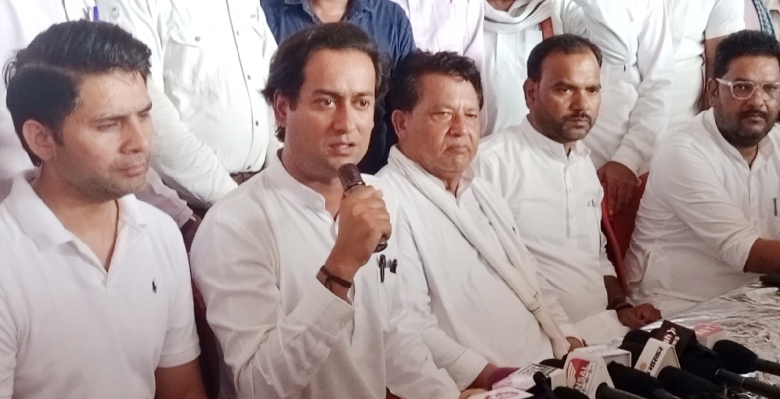 अशोकनगर: सत्ता के दबाव में पाप का साथ दे रहा प्रशासन, जो शर्मनाक: जयवर्धन सिंह अशोकनगर: सत्ता के दबाव में पाप का साथ दे रहा प्रशासन, जो शर्मनाक: जयवर्धन सिंह