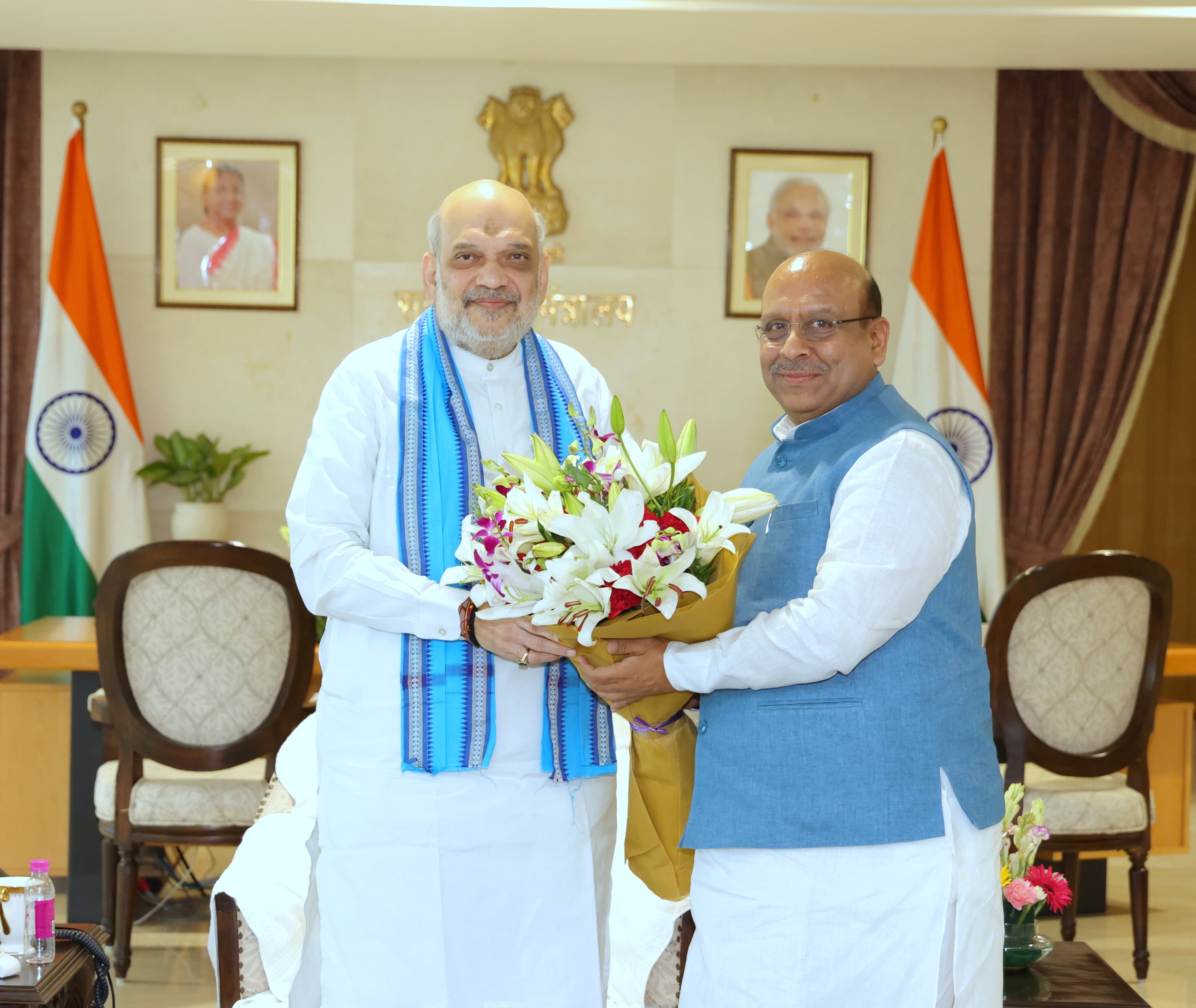 दिल्ली में सोमवार को केंद्रीय गृह मंत्री अमित शाह को गुलदस्ता देते दिल्ली विधानसभा अध्यक्ष विजेंद्र गुप्ता दिल्ली में सोमवार को केंद्रीय गृह मंत्री अमित शाह को गुलदस्ता देते दिल्ली विधानसभा अध्यक्ष विजेंद्र गुप्ता