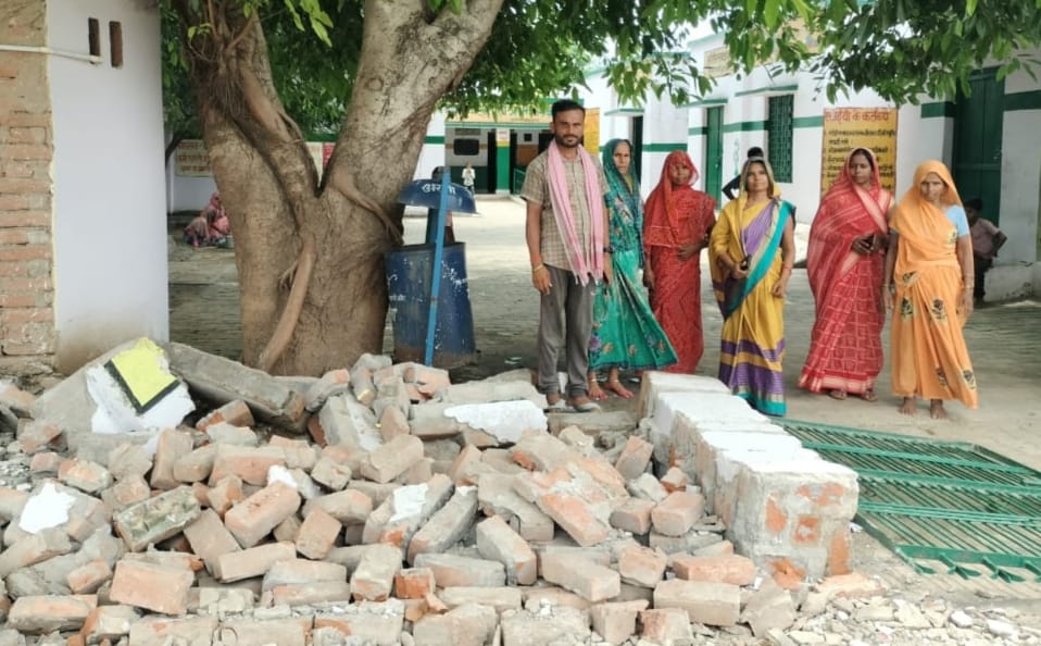 स्कूल की मुख्य गेट से सटी गिरी दीवार। स्कूल की मुख्य गेट से सटी गिरी दीवार।