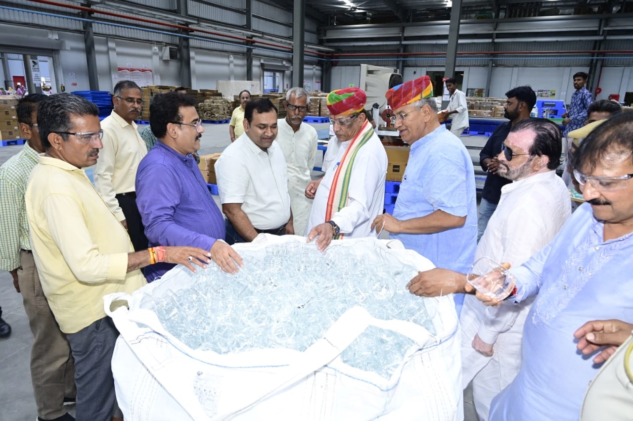 सेलो ग्रुप द्धारा स्थापित किए गए ग्लासवेयर के नए प्लांट का निरीक्षण सेलो ग्रुप द्धारा स्थापित किए गए ग्लासवेयर के नए प्लांट का निरीक्षण