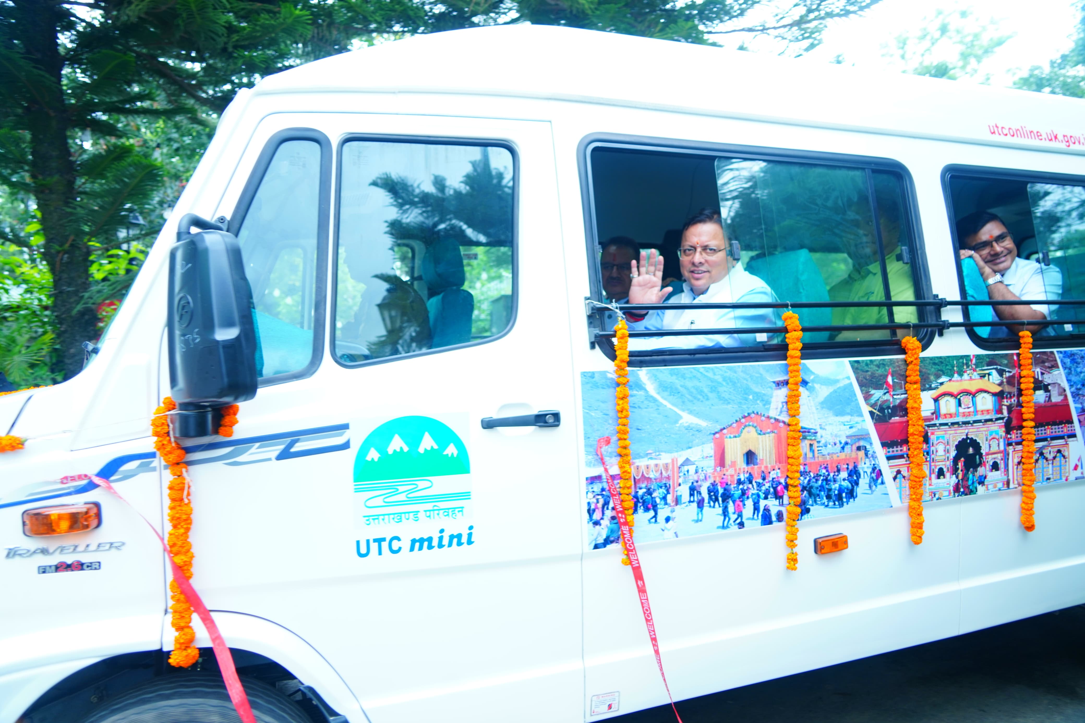 मुख्यमंत्री पुष्कर सिंह धामी वातानुकूलित टैम्पो ट्रैवलर का यात्रा करते। मुख्यमंत्री पुष्कर सिंह धामी वातानुकूलित टैम्पो ट्रैवलर का यात्रा करते।