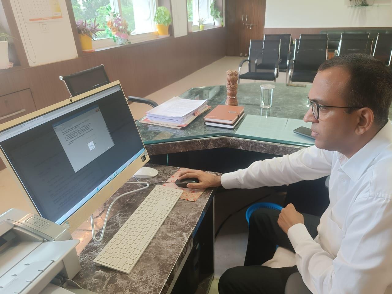 ई-ऑफिस के माध्यम से फ़ाइल को आगे बढ़ाएं विभाग: कलेक्टर अजीत वसंत ई-ऑफिस के माध्यम से फ़ाइल को आगे बढ़ाएं विभाग: कलेक्टर अजीत वसंत