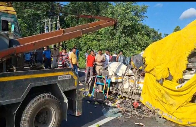 पिकअप वैन और ट्रक की टक्कर पिकअप वैन और ट्रक की टक्कर