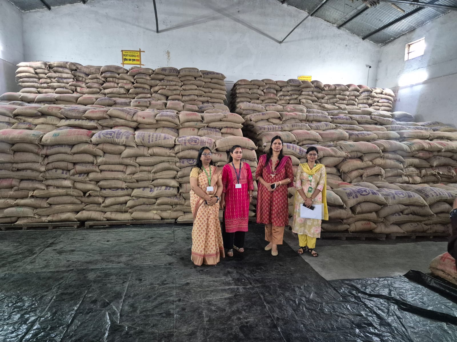 गोदाम का निरीक्षण करती केंद्रीय टीम गोदाम का निरीक्षण करती केंद्रीय टीम