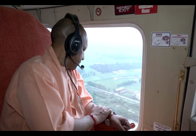 हवाई सर्वेक्षण करते मुख्यमंत्री योगी हवाई सर्वेक्षण करते मुख्यमंत्री योगी