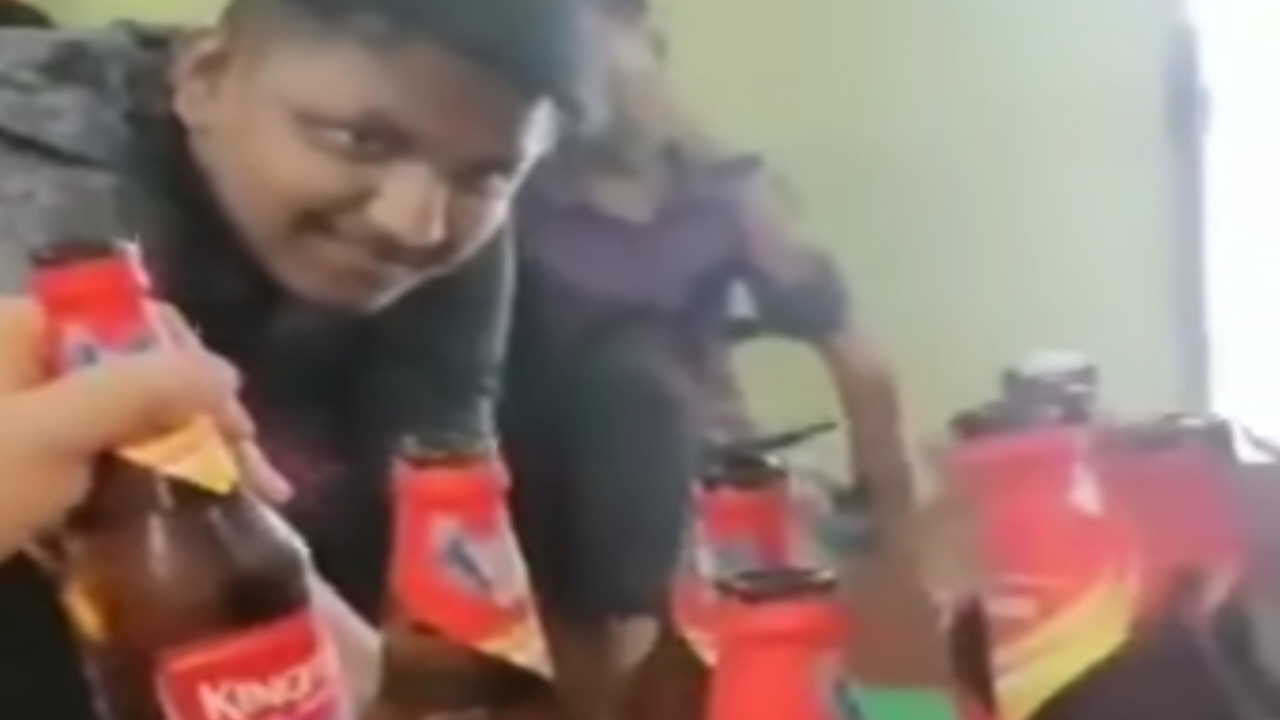 बालुरघाट कॉलेज में टीएमसी छात्र नेताओं की शराब पार्टी का वीडियो वायरल, विपक्ष हुआ हमलावर बालुरघाट कॉलेज में टीएमसी छात्र नेताओं की शराब पार्टी का वीडियो वायरल, विपक्ष हुआ हमलावर