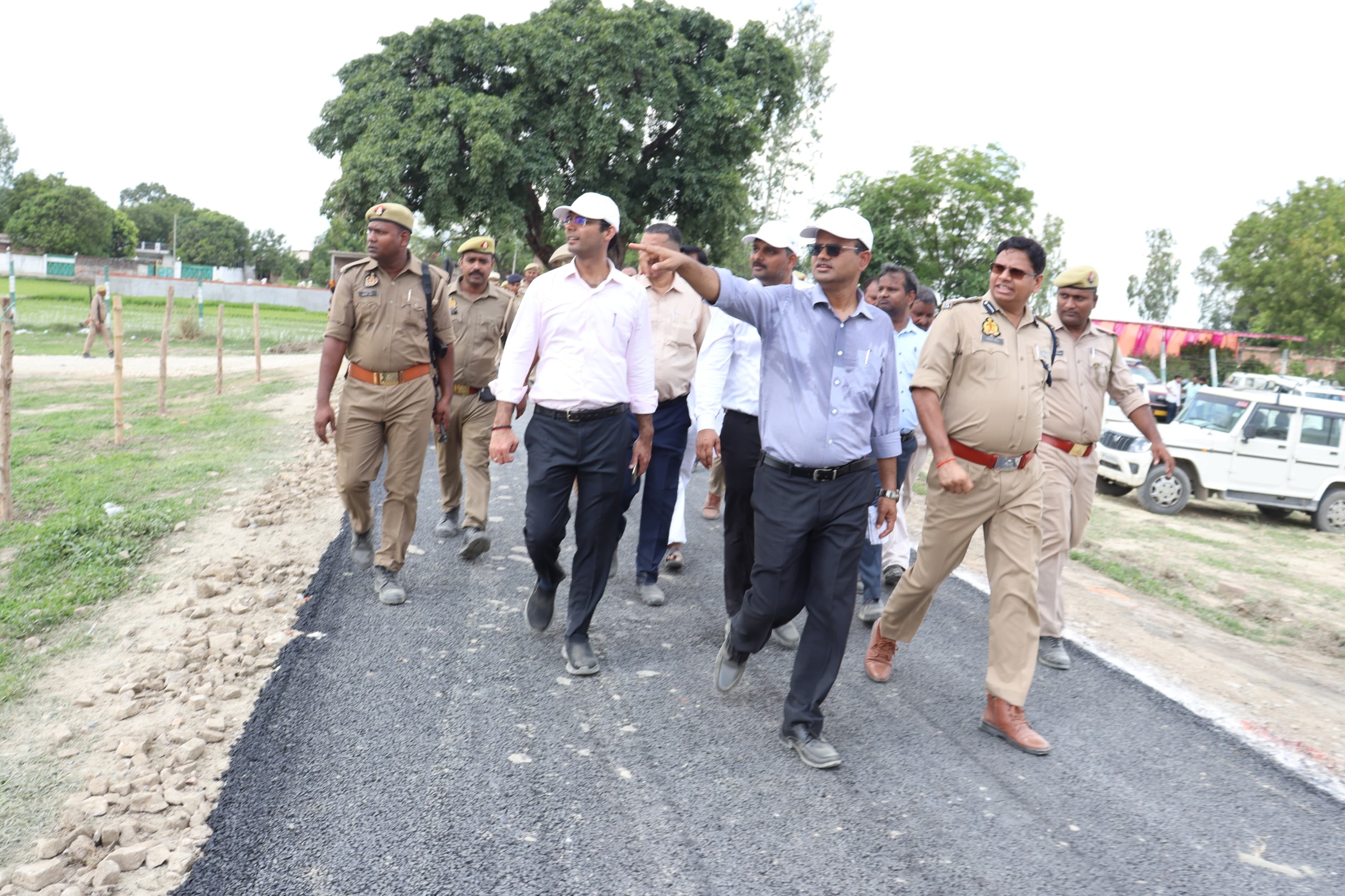 कार्यक्रम स्थल का दौरा करते डीएम, एसपी कार्यक्रम स्थल का दौरा करते डीएम, एसपी