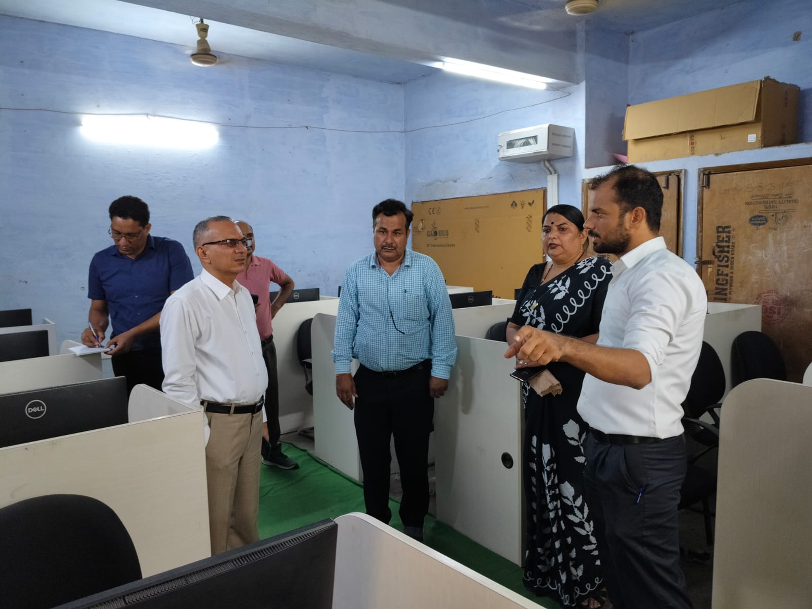 संयुक्त निदेशक छात्राओं से कम्प्यूटर प्रोग्रामिंग के बारे में किए प्रश्नोत्तरी संयुक्त निदेशक छात्राओं से कम्प्यूटर प्रोग्रामिंग के बारे में किए प्रश्नोत्तरी