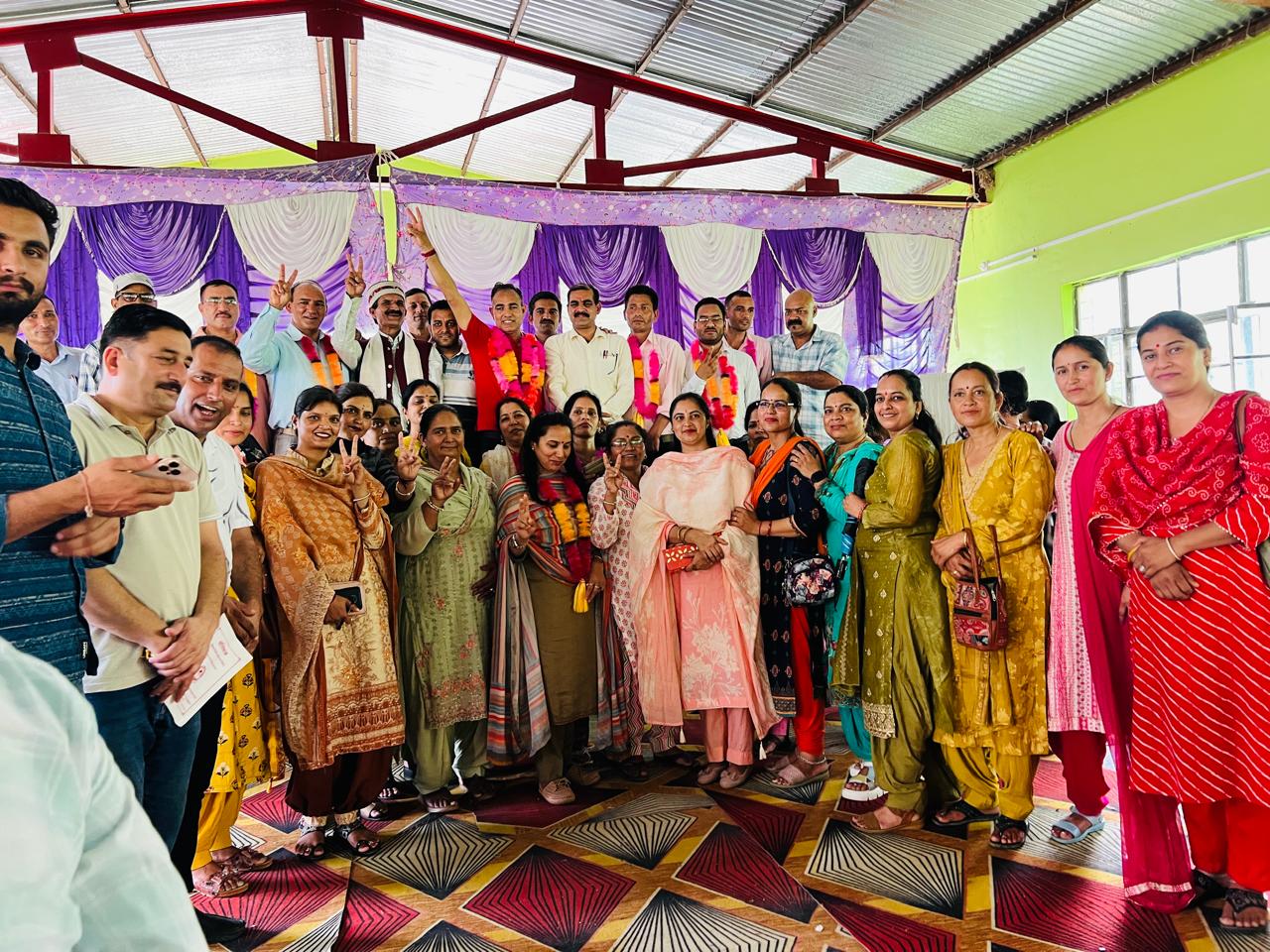 शिक्षा खंड द्रंग-2 की नवनिर्वाचित कार्यकारिणी शिक्षकों के साथ शिक्षा खंड द्रंग-2 की नवनिर्वाचित कार्यकारिणी शिक्षकों के साथ