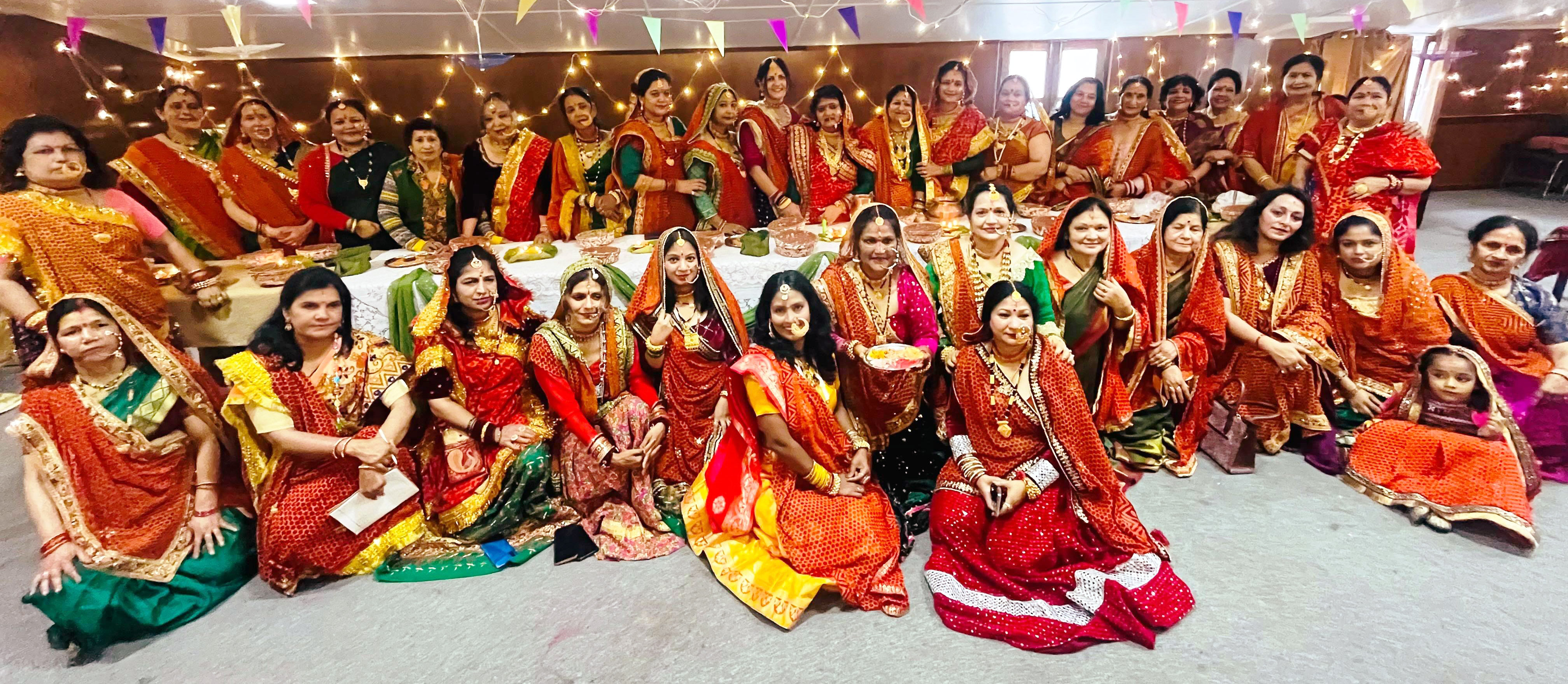 हरेला बुवाई कार्यक्रम में पारंपरिक परिधानों में महिलाएं। हरेला बुवाई कार्यक्रम में पारंपरिक परिधानों में महिलाएं।