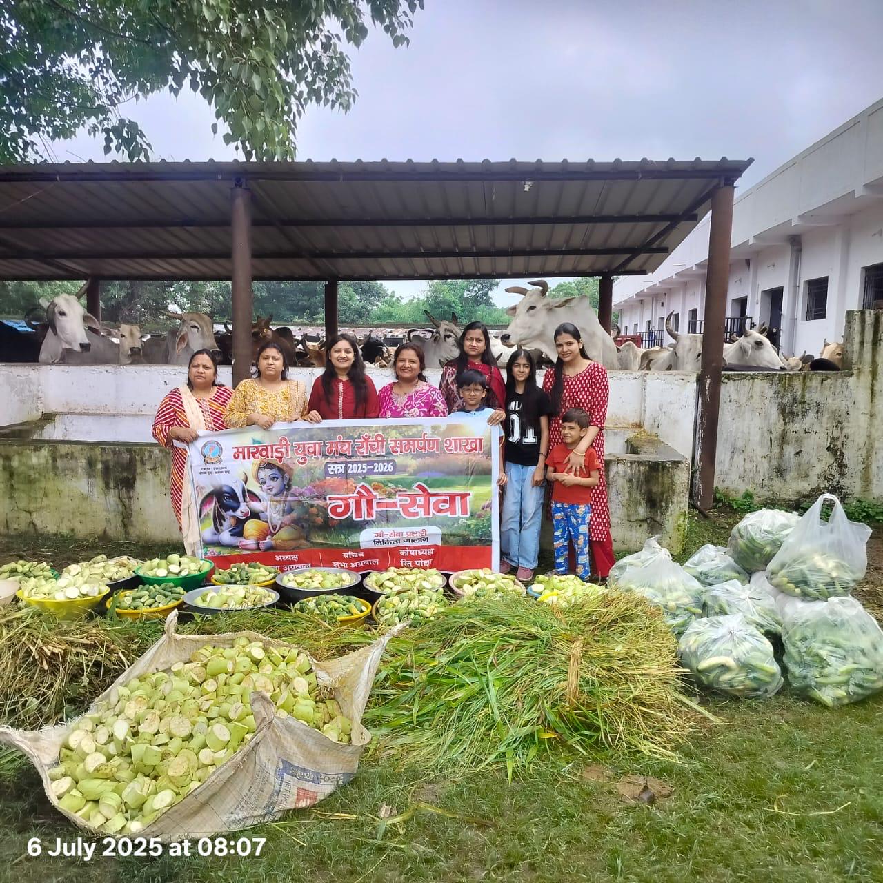 गौशाला में गौ सेवा करतीं संस्था की सदस्य गौशाला में गौ सेवा करतीं संस्था की सदस्य