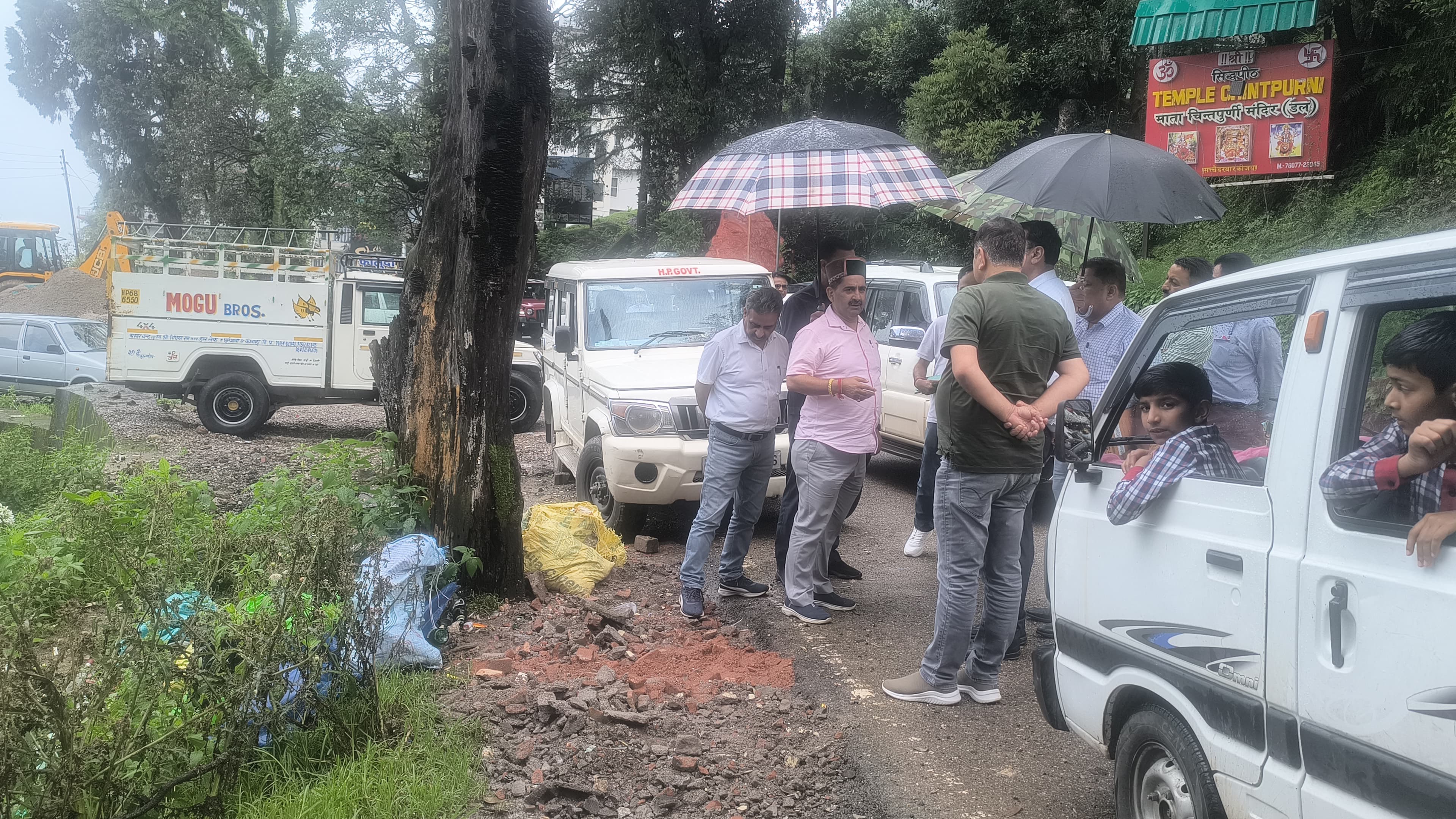 सड़कों का निरीक्षण करते हुए उपमुख्य सचेतक। सड़कों का निरीक्षण करते हुए उपमुख्य सचेतक।