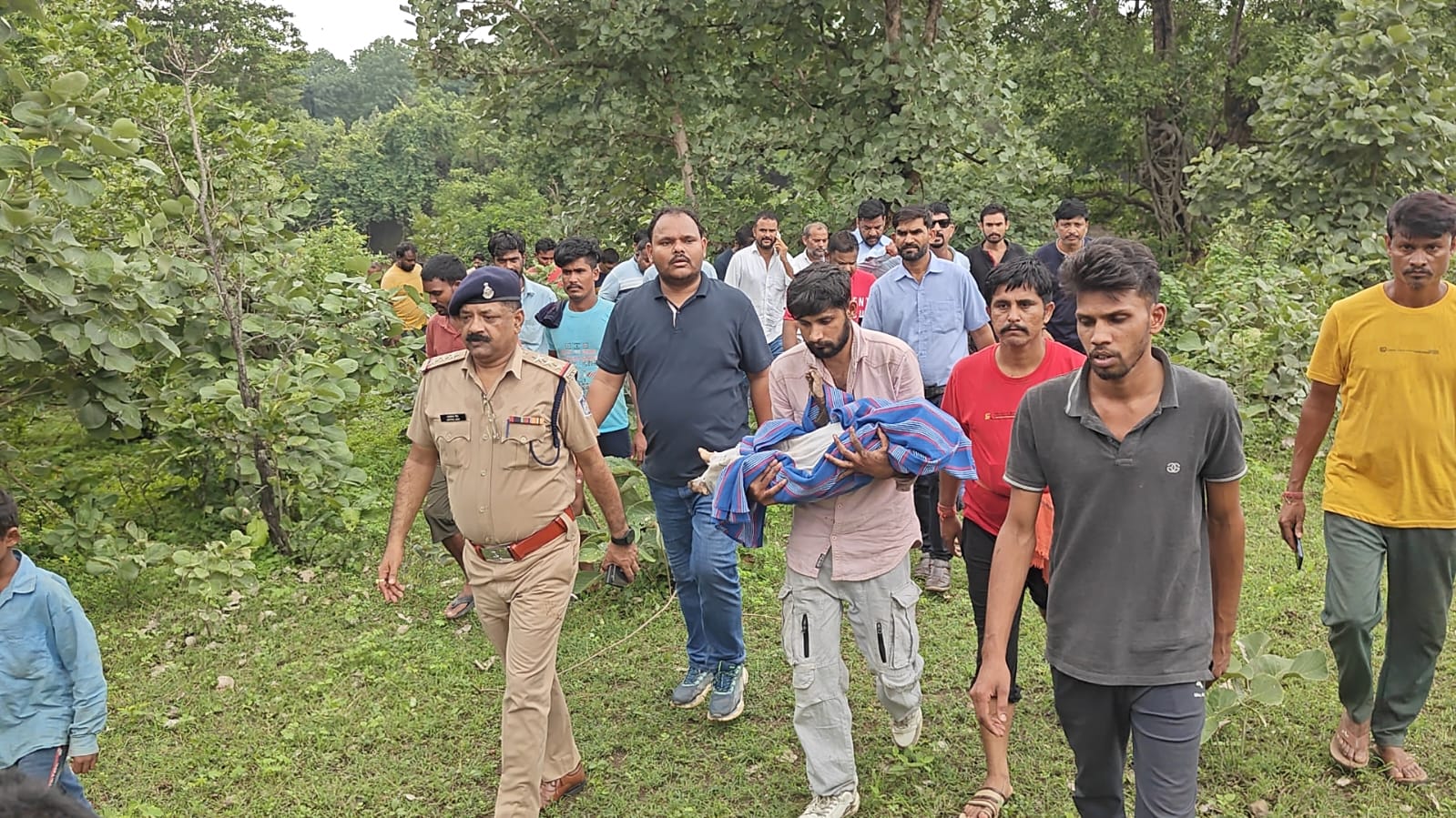 बच्चे का शव लेकर आते बच्चे का शव लेकर आते