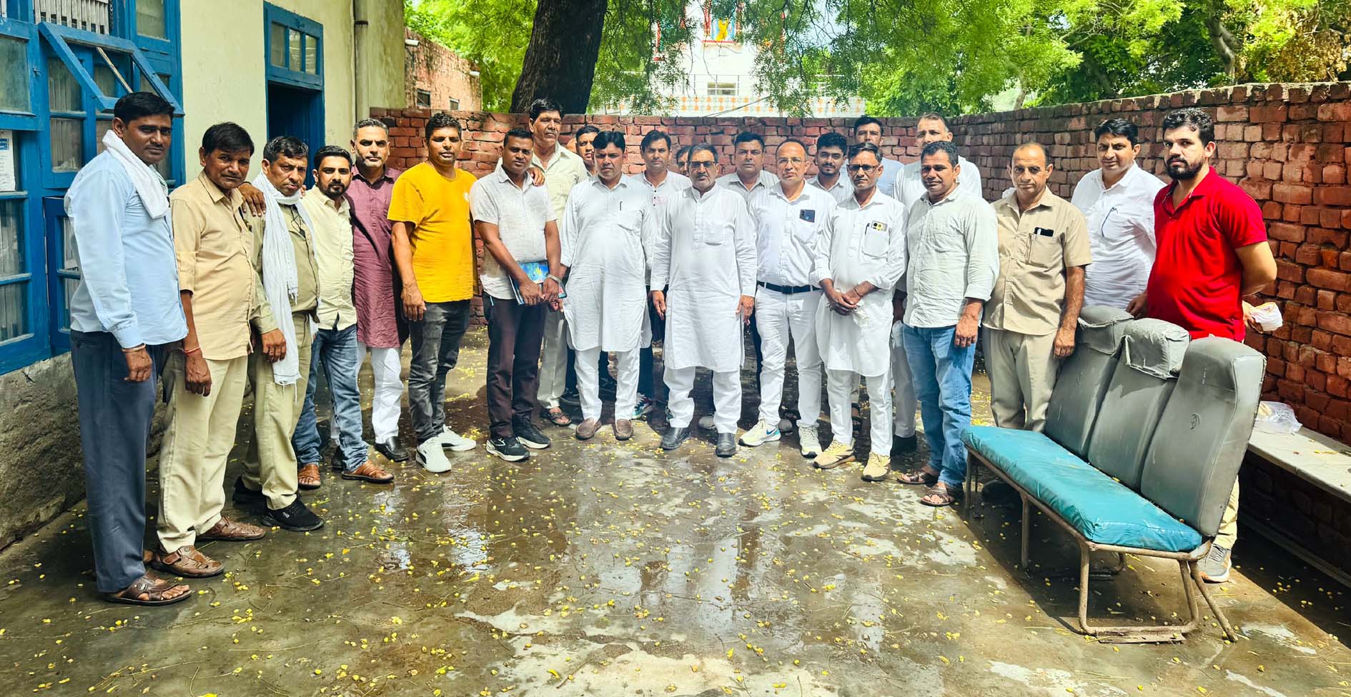 बैठक के बाद चक्का जाम का ऐलान करते रोडवेज कर्मचारी। बैठक के बाद चक्का जाम का ऐलान करते रोडवेज कर्मचारी।