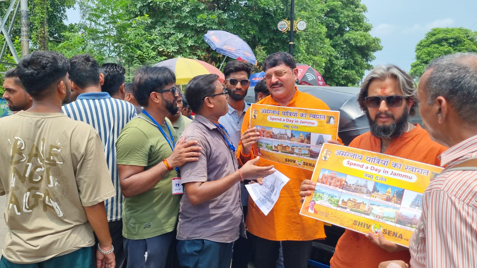 शिवसेना ने अमरनाथ यात्रियों को पोस्टर बांट जम्मू दर्शन के लिए अपील की शिवसेना ने अमरनाथ यात्रियों को पोस्टर बांट जम्मू दर्शन के लिए अपील की