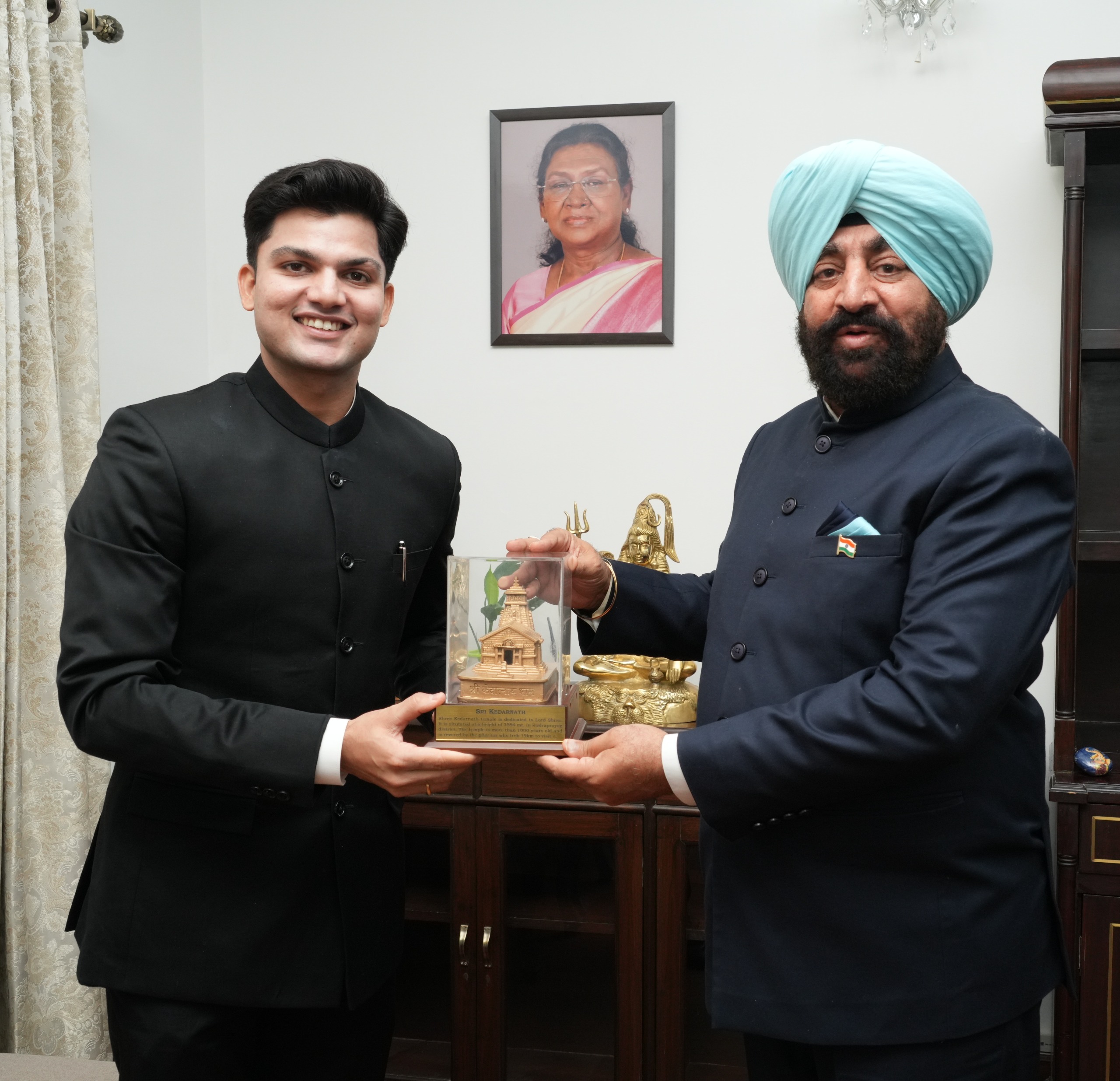 राज्यपाल लेफ्टिनेंट जनरल गुरमीत सिंह (से.नि.) से रुद्रप्रयाग जिलाधिकारी भेंट करते। राज्यपाल लेफ्टिनेंट जनरल गुरमीत सिंह (से.नि.) से रुद्रप्रयाग जिलाधिकारी भेंट करते।