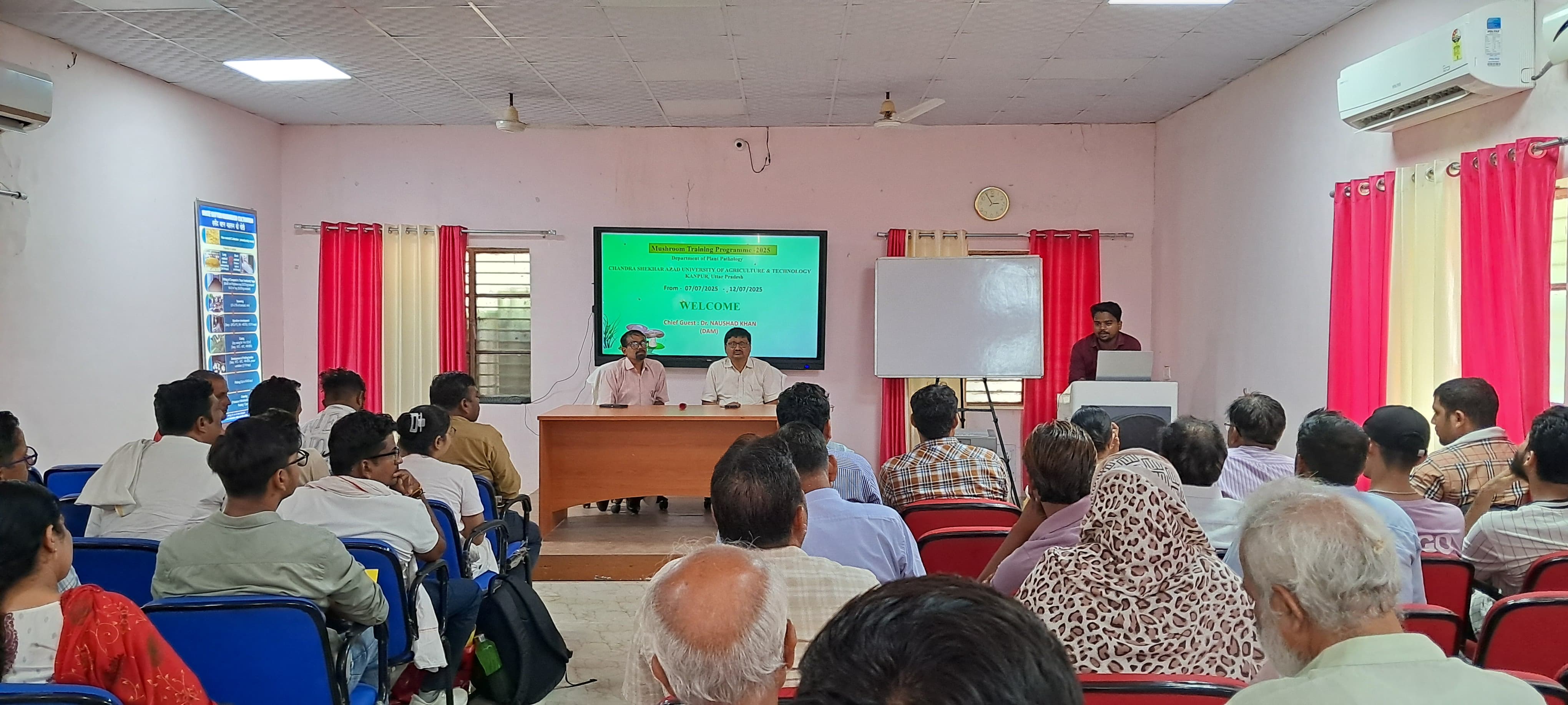 मशरूम प्रशिक्षण कार्यक्रम में जानकारी देते कुलसचिव मशरूम प्रशिक्षण कार्यक्रम में जानकारी देते कुलसचिव