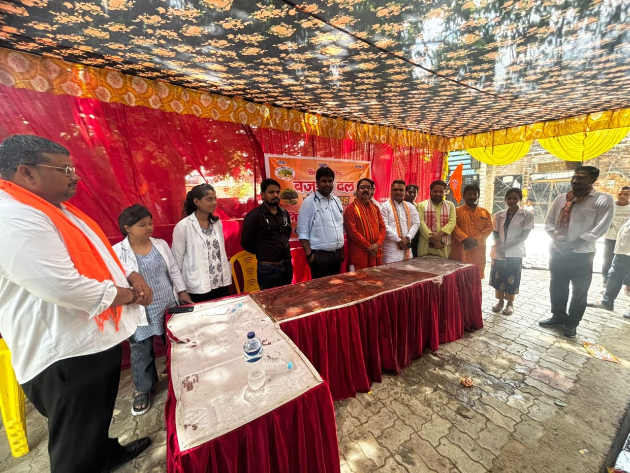 चिकित्सकों के साथ नीरज चिकित्सकों के साथ नीरज