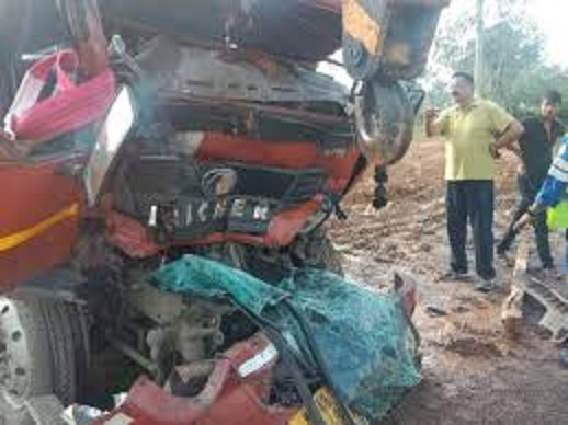 ट्रक ने मारी टक्कर ट्रक ने मारी टक्कर