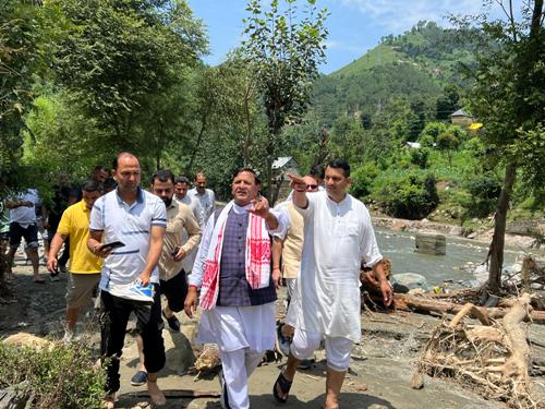 डॉ. बिंदल सिराज में बाढ से नुकसान काे जायजा लेते हुए डॉ. बिंदल सिराज में बाढ से नुकसान काे जायजा लेते हुए