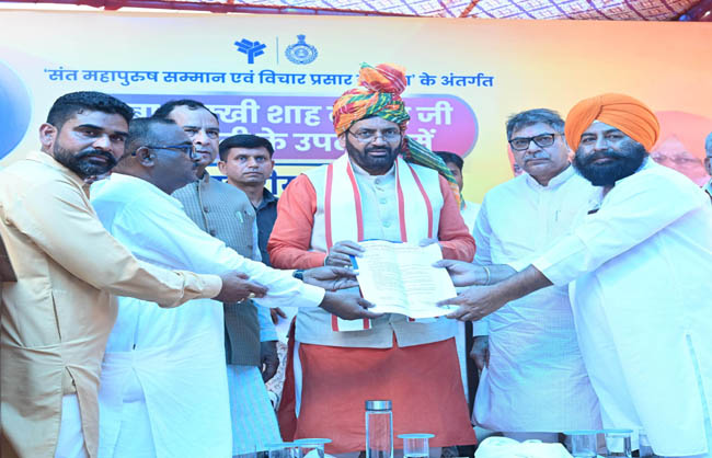 हरियाणा के मुख्यमंत्री नायब सैनी को मांग पत्र देते वंजारा समुदाय के प्रतिनिधि हरियाणा के मुख्यमंत्री नायब सैनी को मांग पत्र देते वंजारा समुदाय के प्रतिनिधि