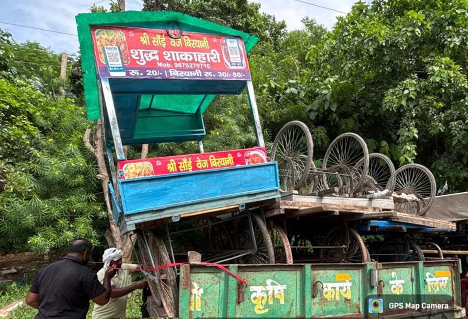 गुरुग्राम में अवैध रूप से लगाई गई रेहडिय़ां उठाते निगमकर्मी। गुरुग्राम में अवैध रूप से लगाई गई रेहडिय़ां उठाते निगमकर्मी।