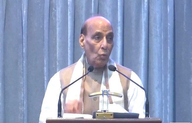 रक्षा मंत्री राजनाथ सिंह नई दिल्ली में नियंत्रकों के सम्मेलन को संबोधित करते हुए