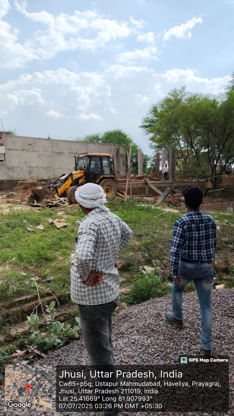 अवैध प्लाटिंग के खिलाफ ध्वस्तीकरण करते हुए बुल्डोजर का छाया चित्र अवैध प्लाटिंग के खिलाफ ध्वस्तीकरण करते हुए बुल्डोजर का छाया चित्र