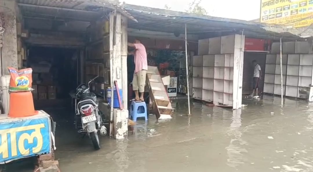 जुलाना के मैन बाजार में दुकानों में भरा बरसाती पानी। जुलाना के मैन बाजार में दुकानों में भरा बरसाती पानी।