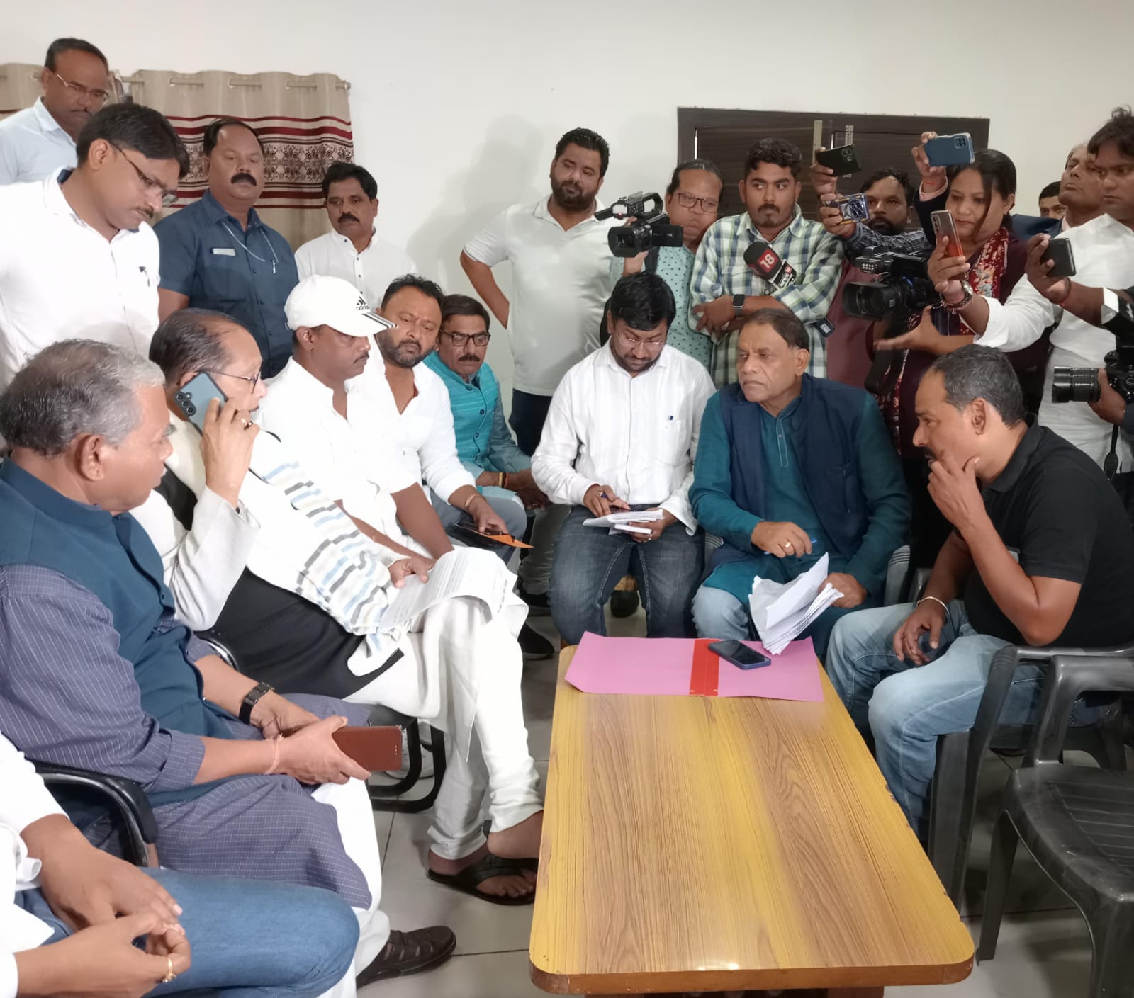 लोगों की समस्याएं सुनते मंत्री राधा कृष्ण किशोर लोगों की समस्याएं सुनते मंत्री राधा कृष्ण किशोर