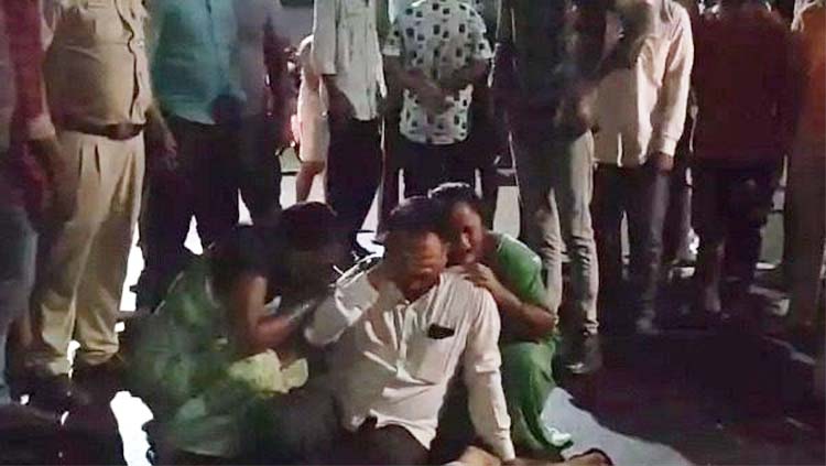 ट्रक ने स्‍कूटी सवार को कुचला मौत, रोते ब‍िलखते पर‍िजन