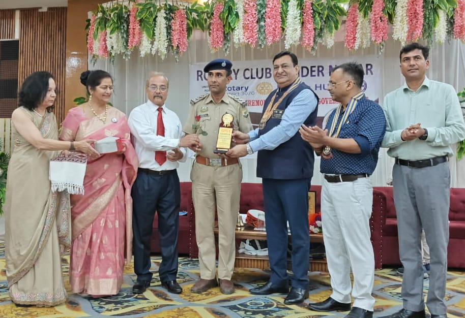इंस्पैक्टर देशराज को सम्मानित करते हुए रोटरी क्लब के सदस्य। इंस्पैक्टर देशराज को सम्मानित करते हुए रोटरी क्लब के सदस्य।