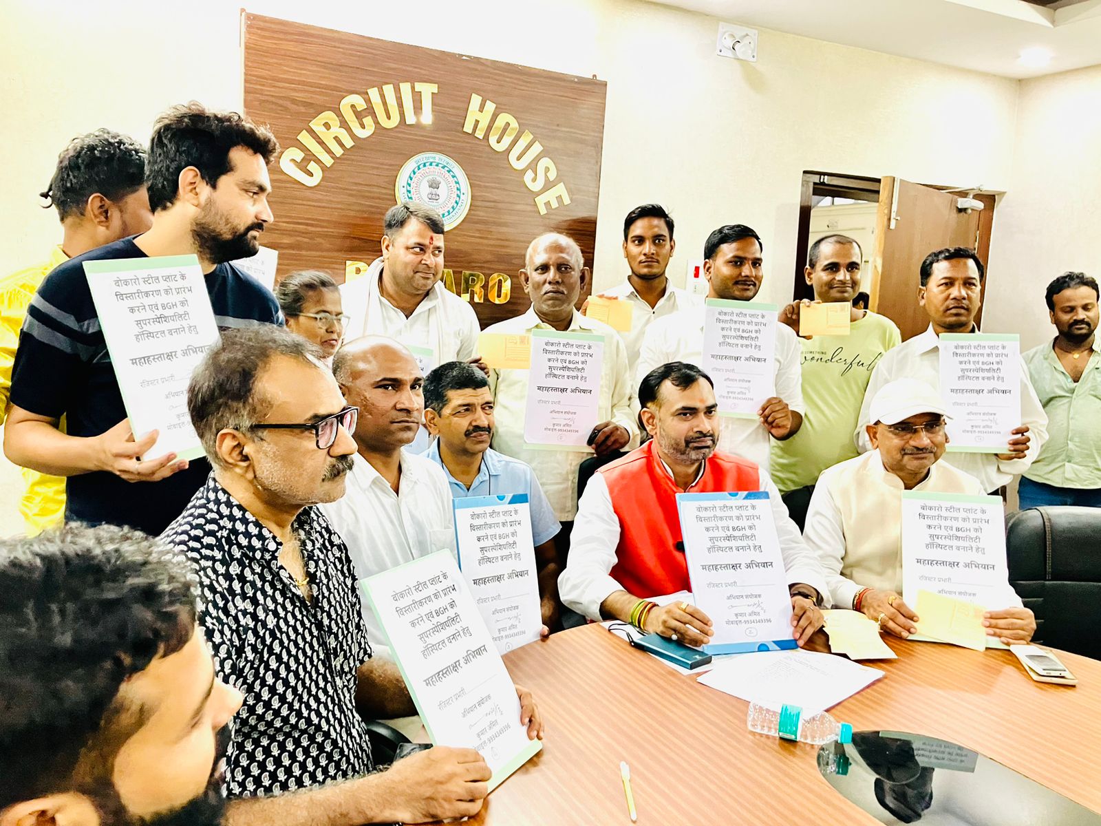 महाहस्ताक्षर अभियान की जानकारी देते कुमार अमित महाहस्ताक्षर अभियान की जानकारी देते कुमार अमित