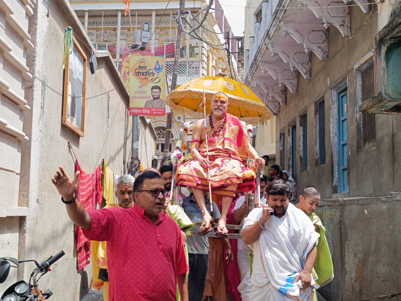 चातुर्मास व्रत पूरा करने के लिए शंकराचार्य स्वामी अविमुक्तेश्वरानंद पालकी पर चातुर्मास व्रत पूरा करने के लिए शंकराचार्य स्वामी अविमुक्तेश्वरानंद पालकी पर