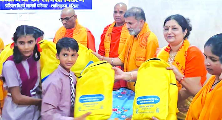 किट वितरित करते हुए किट वितरित करते हुए