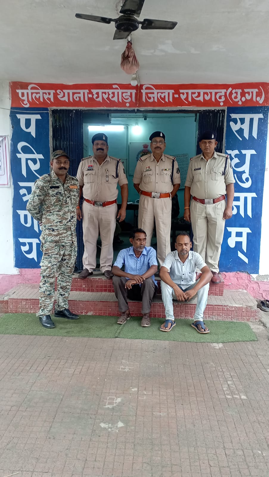 पुलिस के गिरफ्त में आरोपी पुलिस के गिरफ्त में आरोपी
