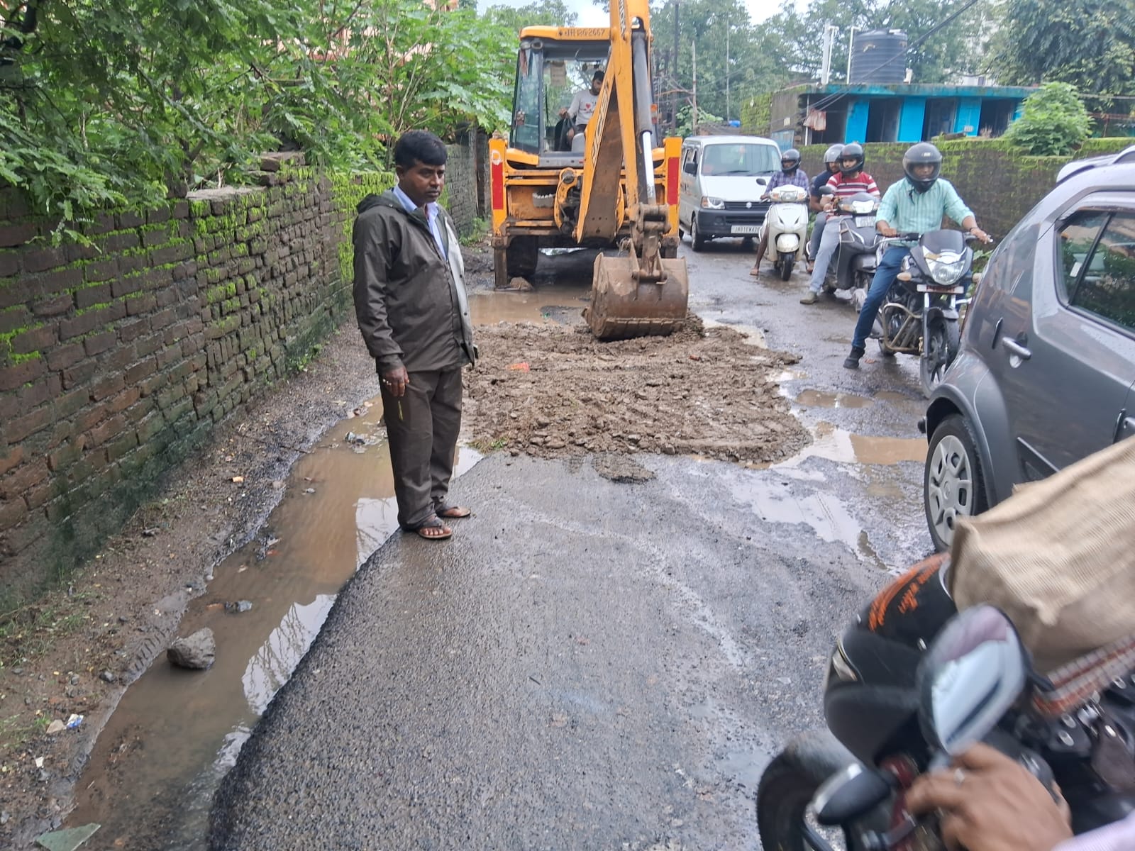 क्षतिग्रस्त रोड की तत्काल मरम्मति करते विभाग के कर्मी क्षतिग्रस्त रोड की तत्काल मरम्मति करते विभाग के कर्मी