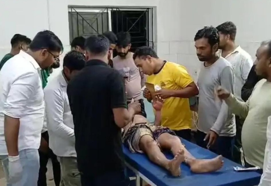 घायल का इलाज करते घायल का इलाज करते
