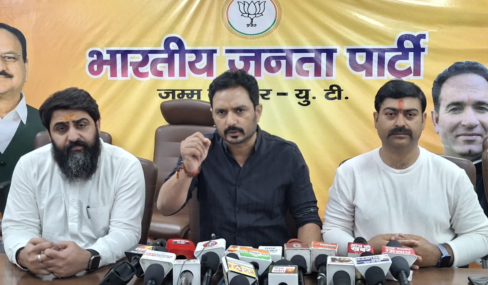 डॉ. अभिजीत जसरोटिया ने अनावश्यक उर्दू विवाद को बढ़ावा देने के लिए नेशनल कॉन्फ्रेंस की आलोचना की डॉ. अभिजीत जसरोटिया ने अनावश्यक उर्दू विवाद को बढ़ावा देने के लिए नेशनल कॉन्फ्रेंस की आलोचना की