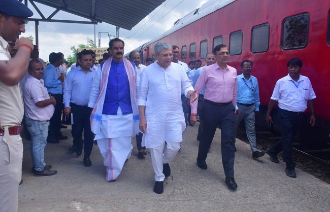 रेल मंत्री अश्विणी वैष्णव बिहार दौरे के दौरान स्टेशन का निरीक्षण करते रेल मंत्री अश्विणी वैष्णव बिहार दौरे के दौरान स्टेशन का निरीक्षण करते