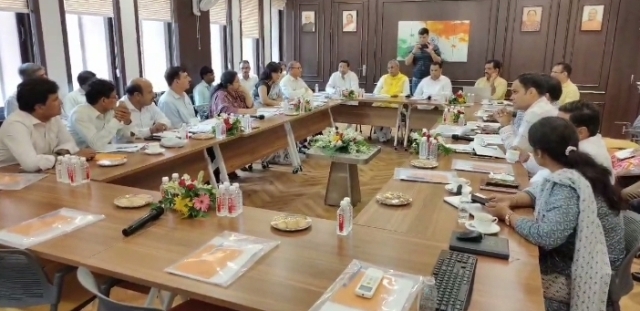 छात्रवृति पर बैठक करते हुए मंत्रीगण (वीडियो से ली गयी फोटो) छात्रवृति पर बैठक करते हुए मंत्रीगण (वीडियो से ली गयी फोटो)