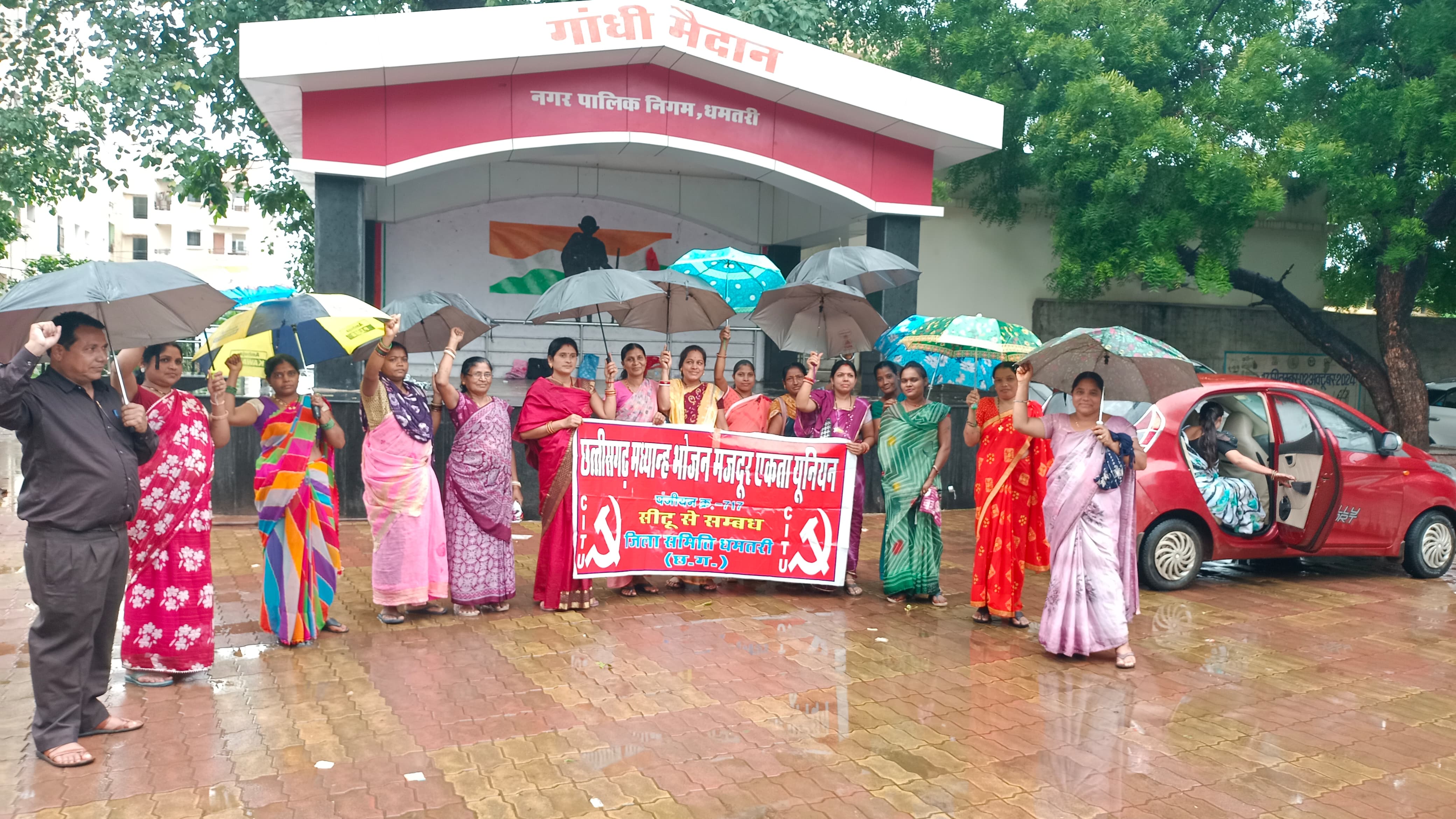 बरसते पानी में प्रदर्शन करते हुए सीटू के सदस्य। बरसते पानी में प्रदर्शन करते हुए सीटू के सदस्य।