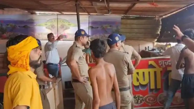 ढाबे पर हंगामा करते कांवडिए ढाबे पर हंगामा करते कांवडिए