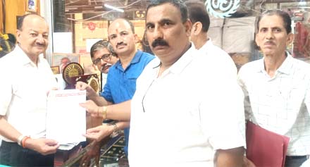 हल्द्वानी में दर्जा राज्यमंत्री से मिले व्यापारी, सौंपा ज्ञापन हल्द्वानी में दर्जा राज्यमंत्री से मिले व्यापारी, सौंपा ज्ञापन