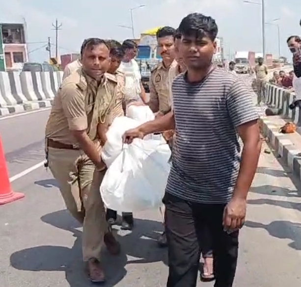 घटनास्थल पर मौजूद पुलिसकर्मी घटनास्थल पर मौजूद पुलिसकर्मी